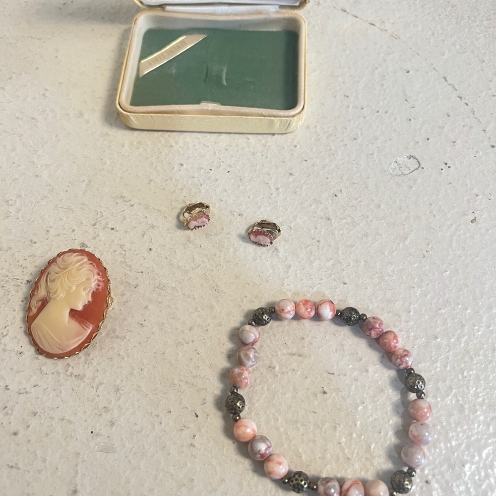 vintage Griffith cameo bracelet Earrings and brooch set - Picture 4 of 11